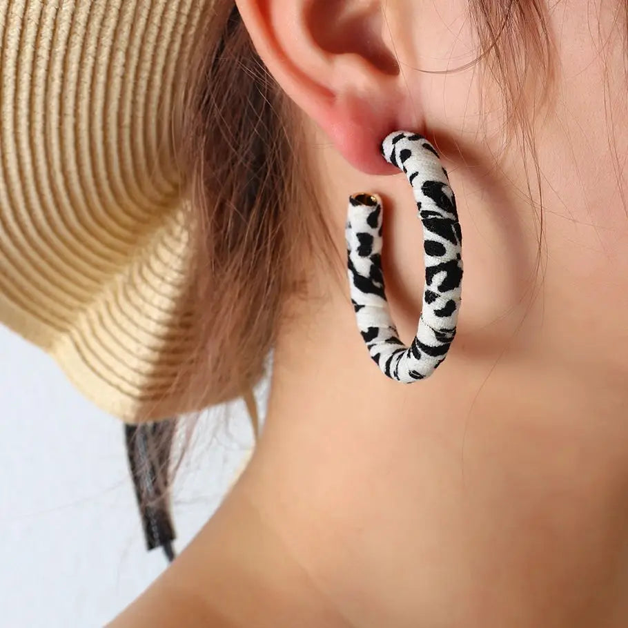 Vintage Black White C-Shaped Earrings