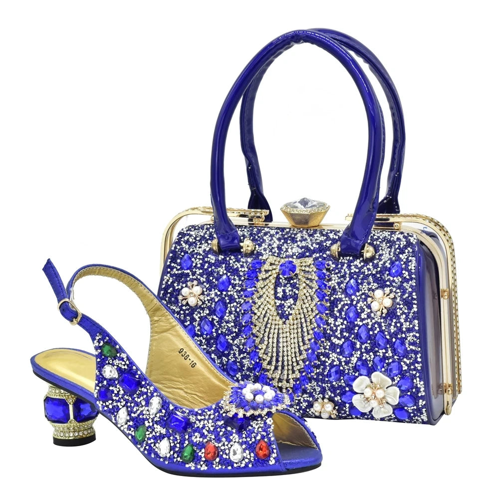 Luxuriöses Set mit Schuhen und Tasche aus Strasssteinen